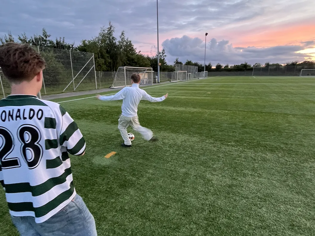 Fodboldtræning – disciplin, samarbejde og beslutninger i tempo